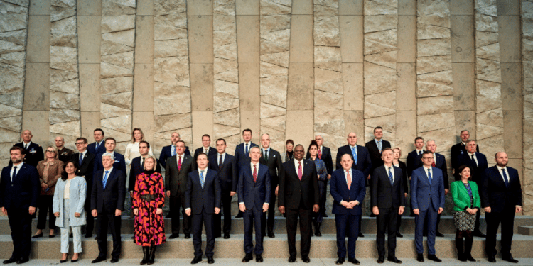 Ucrania bajo intenso ataque ruso, OTAN pide más armas a sus miembros