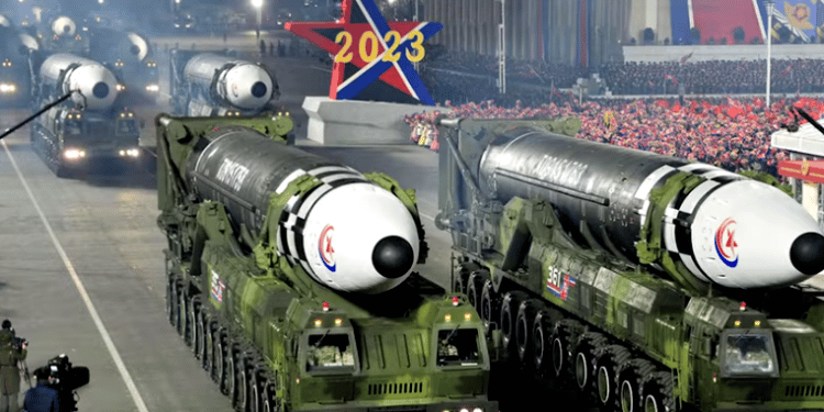 Kim Jon Un mostró sus misiles intercontinentales en el desfile del Día del Ejército