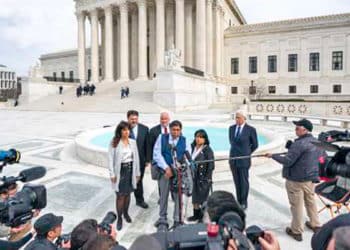 La familia González, dando declaraciones a la prensa, en las afueras del la Corte Suprema.