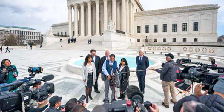 La familia González, dando declaraciones a la prensa, en las afueras del la Corte Suprema.