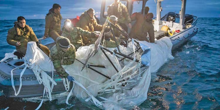 Personal militar rescata de las agua los restos del globo espía chino derribado.