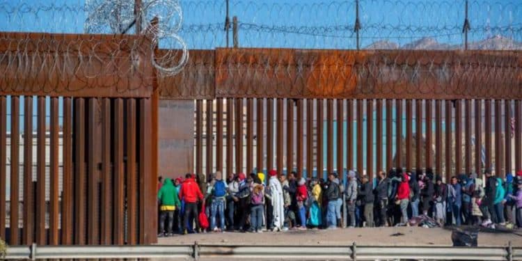 Parole humanitario de Biden enfrenta otra amenaza: Fiscales de 20 estados piden a un juez que detenga el programa