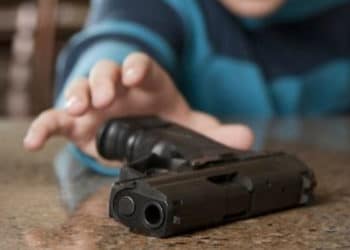 El pequeño murió, porque el arma no estaba guardad debidamente.