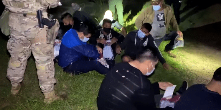 El programa del parole humanitario podría congelarse por decisión de cortes de ley