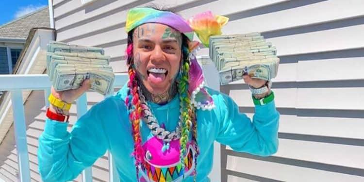 El rapero estadounidense 6ix9ine, habría sido el causante de la lluvia de dólares.