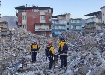 Rescatistas tratan de ubicar más víctimas, con ayuda de un perro entrenado.