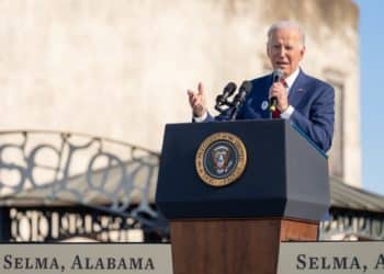 Biden en Selma promete proteger el derecho al voto