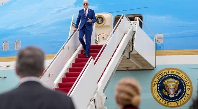 Prepara gira por 20 estados: Biden guarda silencio sobre imputación a Trump