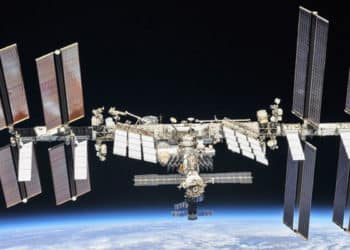 Además de satélites fuera de órbita, hay mucha basura espacial, que puede provocar una tragedia en el espacio.