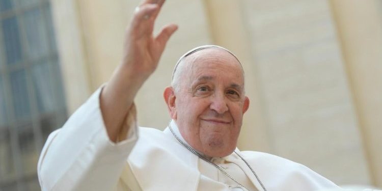 Papa Francisco regresa a la residencia vaticana este sábado