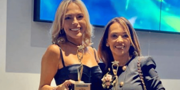 Yaritza Rosales de Simón e Hilda Rosales homenajeadas por Diario El Venezolano