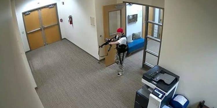 Esta vez fue una joven mujer, quien asesino a tres niños y tres adultos, en un colegio cristiano, de Nashville. Portaba armas de asalto.