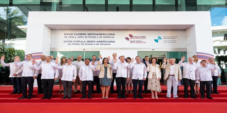 La foto de rigor, al final de la XXVIII Cumbre Iberoamericana, con algunos de los asistentes, despidiendo el encuentro.