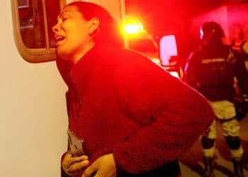 Vianey Infante, una migrante venezolana, quien esperaba la liberación de su esposo, llora inconsolable por lo sucedido.