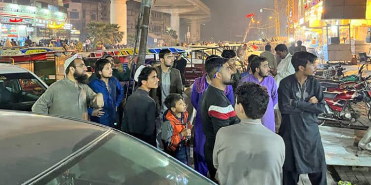 Los pobladores tuvieron que salir a las calles, en medio de un estado de conmoción, por el terremoto.