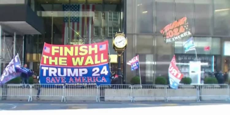 Partidarios de Trump hacen cerco humano para evitar que lo encarcelen