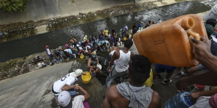 El drama de los venezolanos pobres para tener agua