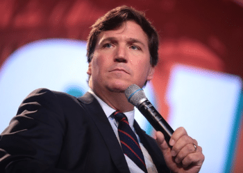 ¿Por qué salió de Fox News Tucker Carlson, el más popular de los presentadores de la cadena televisiva?