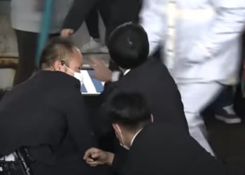 Primer ministro de Japón evacuado por explosión en un evento de campaña