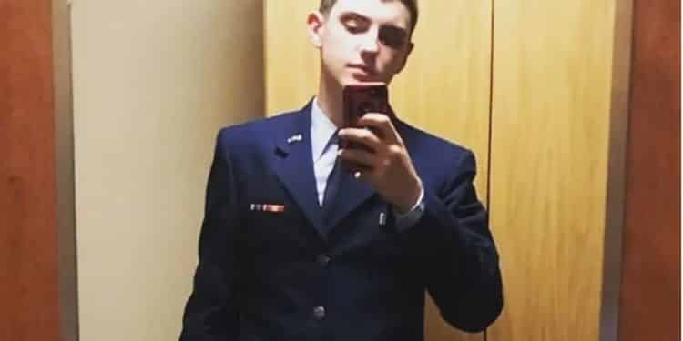 FBI arrestó a sospechoso de filtrar documentos clasificados del Pentágono