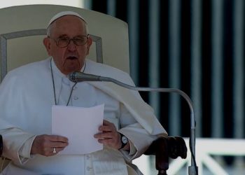 Mujeres y laicos podrán votar en asamblea mundial de obispos por decisión del Papa