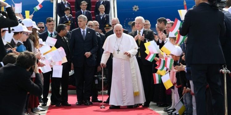 Papa Francisco se despidió de Hungría: Se compromete a trabajar para que Rusia devuelva niños ucranianos