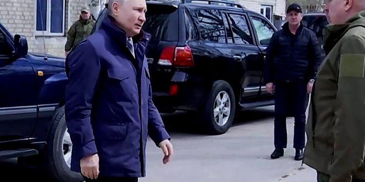 Putin visita Jersón y Lugansk: "Para disfrutar sus crímenes de guerra", según Ucrania