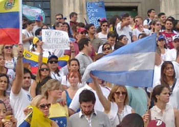 El último reporte Movimientos Migratorios Recientes en América del Sur, Venezuela registra una población de inmigración de 1.324.193 millones de personas.