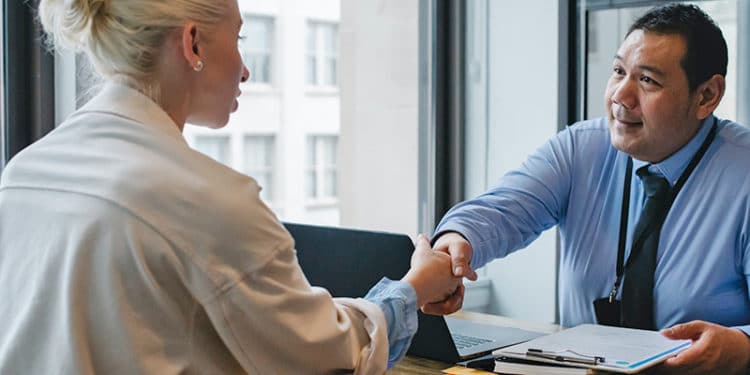 El mercado laboral se deprime, en un contexto de desplazamiento de mano de obra calificada, por la Inteligencia Artificial.