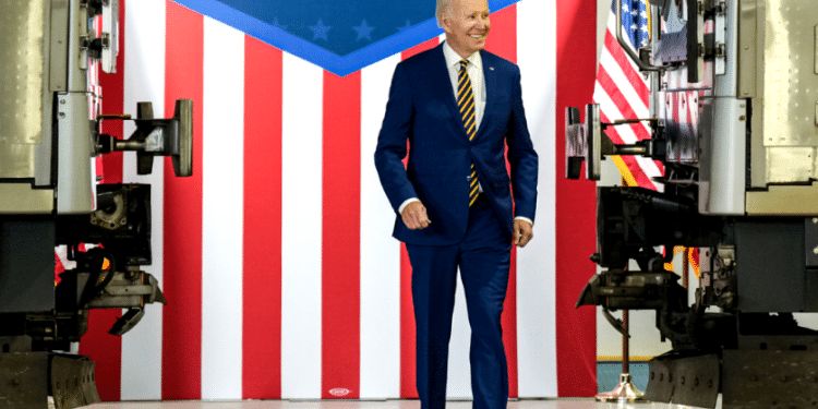 Biden se prepara para negociar techo de deuda con los legisladores republicanos más vulnerables