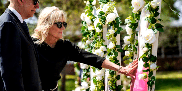 Primer aniversario de la masacre de Uvalde: Biden promete acción para regular las armas