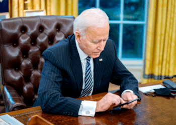 Biden critica recortes de gastos exigidos por republicanos