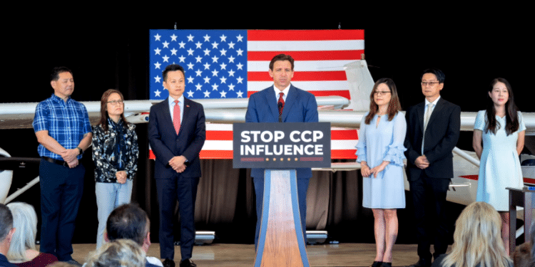 Ley de vivienda antichina de Ron DeSantis es discriminatoria y racista