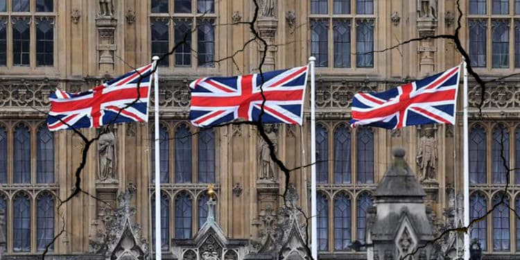 El Palacio de Westminster tiene goteras, el agua ha dañado la estructura, el tejado, las paredes y la mampostería, que se está desmoronando.
