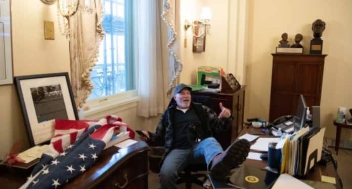 Cuatro años de cárcel para el asaltante del Congreso que "ocupó" la oficina de Nancy Pelosi