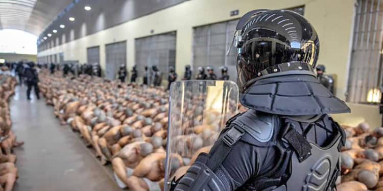 La ONU ha pedido al gobierno de Nayib Bukele que se respete el derecho a juicio de los detenidos.