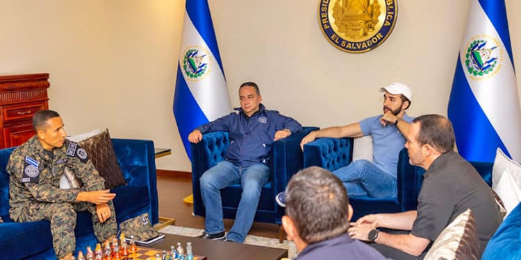 El presidente Bukele, reunido con sus ministros de Defensa y Seguridad, además del titular de la Policía Nacional Civil y un militar.