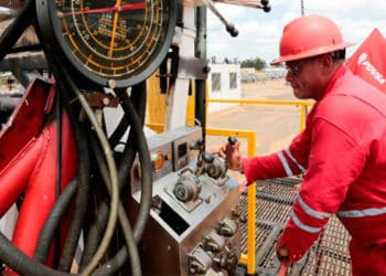 La producción petrolera venezolana apenas supera los 600 mil barriles diarios.