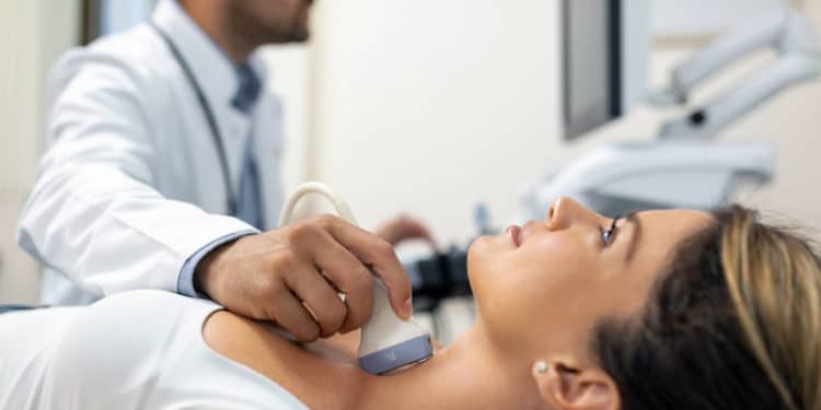 Existen dos tipos principales de trastornos tiroideos: el hipotiroidismo y el hipertiroidismo.