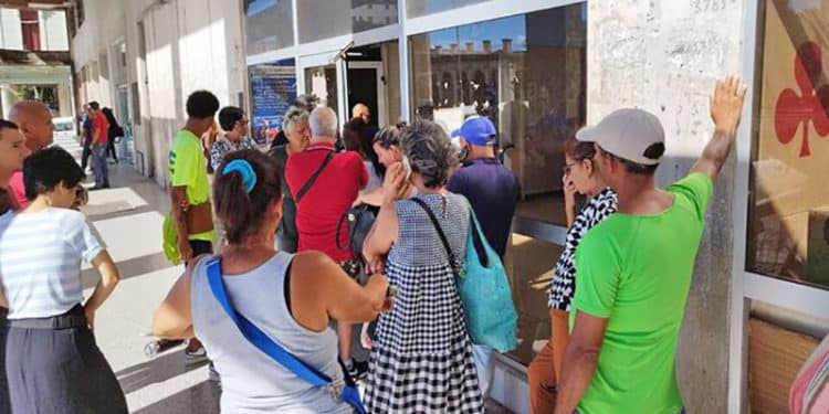 Cientos de miles de documentos están estancados y sin legalizar en Cuba, causando problemas a los ciudadanos, quienes deben hacer largas colas.