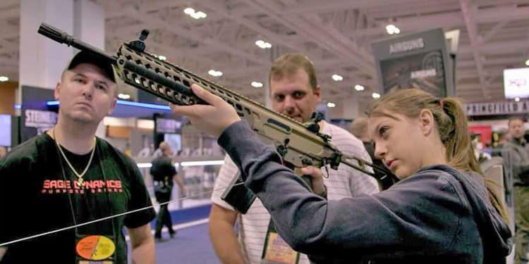 La venta de armas a menores está amparada por las leyes, pero las principales víctimas de la violencia armada son los jóvenes.