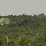 En la selva de Bejucal sobresalen antenas parabólicas gigantes, en lo alto de una cresta.