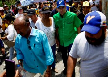 La historia se repite: Grupos chavistas atacaron al líder opositor Henrique Capriles durante una visita al interior de Venezuela