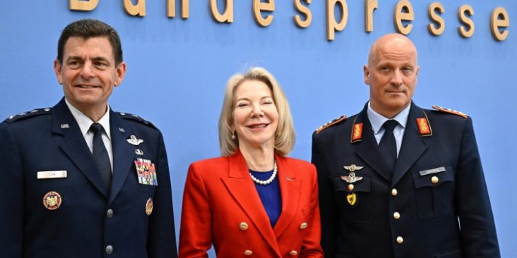 Ammy Gutmann junto a Ingo Gerhartz