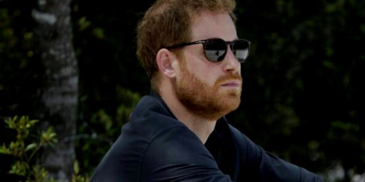 Príncipe Harry acusa a medios de acoso en juicio sobre espionaje telefónico