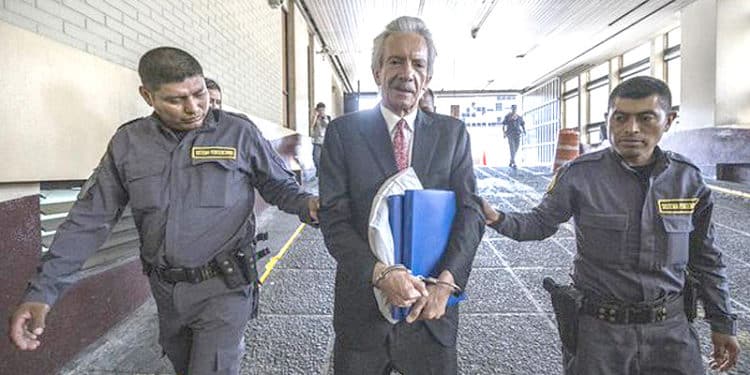 El periodista José Rubén Zamora, es llevado esposado, cual delincuente, a su reclusión, por denunciar la corrupción en el gobierno de Guatemala.