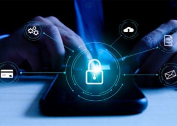 ScamBlock analiza el contenido de los sitios web y los compara con una base de datos de estafas conocidas.