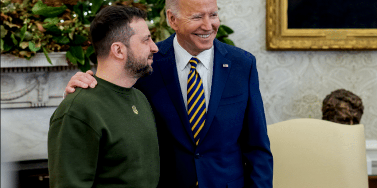 Biden y Zelenski conversaron por teléfono sobre lo ocurrido en Rusia