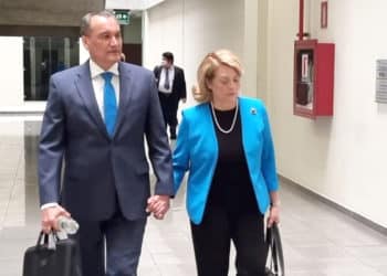 El matrimonio Benítez Muñoz, acusado por corrupción, debe devolver la suma de 169 mil 957,35 dólares, a las arcas del Estado.