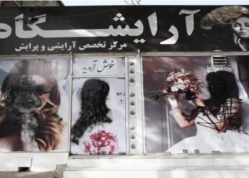 Represión talibán no perdona protestas por cierres de ateliers de belleza